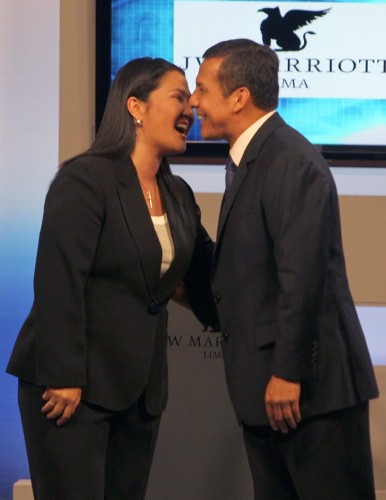 Los candidatos a la presidencia de Perú Keiko Fujimori (i) y Ollanta Humala (d) se saludan tras participar en un debate.