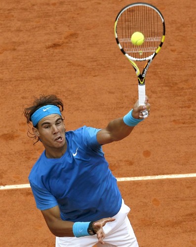 El tenista español Rafael Nadal golpea la bola ante el croata Ivan Ljubicic, al que venció por 7-5, 6-3 y 6-3.