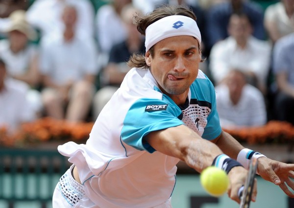 El tenista español David Ferrer devuelve la bola al francés Gael Monfils.