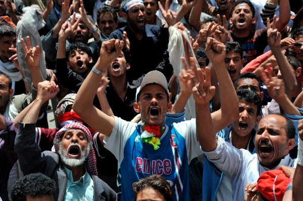 Varios manifestantes antigubernamentales gritan eslóganes durante las protestas realizadas para pedir la salida del presidente Ali Abdalá Saleh, en Saná.