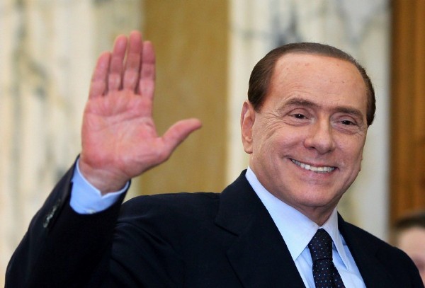 El primer ministro italiano Silvio Berlusconi saluda al salir de una reunión oficial.