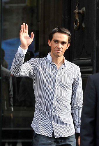 El ciclista español Alberto Contador, ganador del Giro de Italia 2011, saluda a los aficionados.