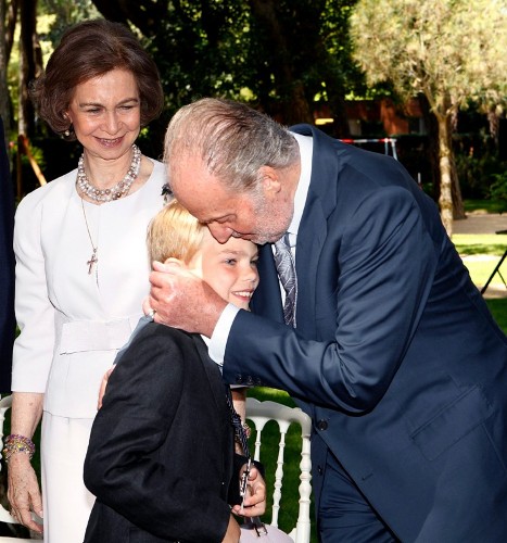 El Rey Juan Carlos besa en presencia de la Reina Sofía a su nieto Miguel Urdangarín y Borbón, tercer hijo de los Duques de Palma.