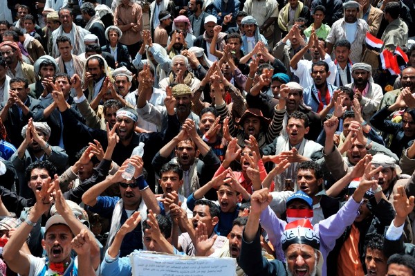 Varios manifestantes antigubernamentales gritan eslóganes durante las protestas realizadas para pedir la salida del presidente Ali Abdalá Saleh, en Saná, Yemen, el 30 de mayo de 2011.