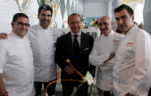 El Presidente de Iberia, Antonio Vázquez (c), junto a los cocineros Toño Pérez (2d) Ramón Freixa (1d), Dani García (1i), y Paco Roncero.