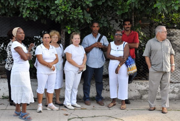 Varios opositores, entre ellos Elizardo Sánchez (der) y Laura Pollán (cen), permanecen fuera de la sede del Tribunal Municipal de 10 de Octubre en La Habana (Cuba).