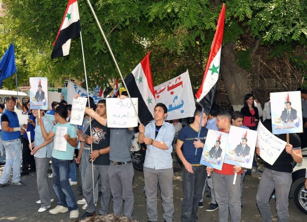 Un grupo de ciudadanos sirios protestando.