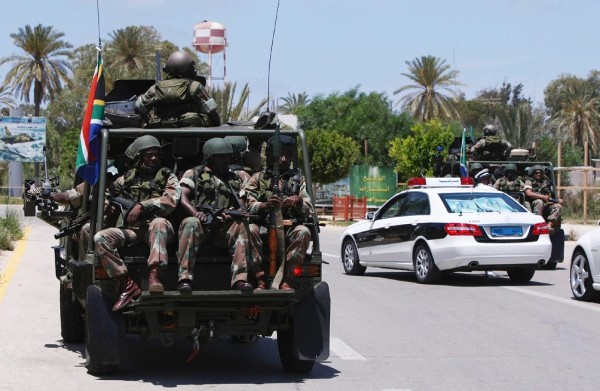 Soldados del ejército de Sudáfrica (a la izquierda) en las cercanías del aeropuerto militar Matiga, en Trípoli.