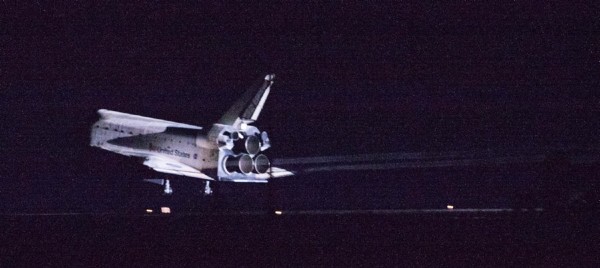 El transbordador Endeavour, con seis tripulantes a bordo, aterriza en el Centro Espacial Kennedy, en Cabo Cañaveral (Florida, Estados Unidos).