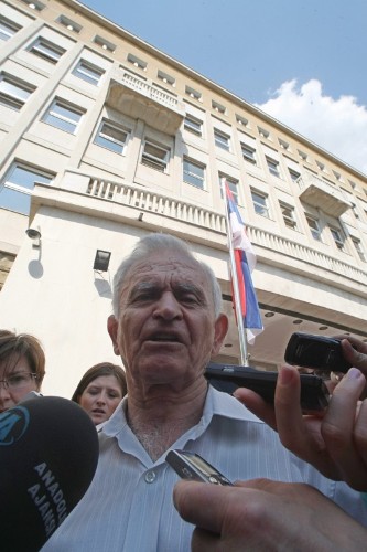 Milos Saljic (c), abogado del ex líder militar serbio-bosnio Ratko Mladic.