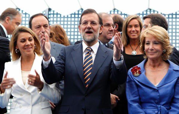 El líder del PP, Mariano Rajoy, junto a la presidenta de la Comunidad y del PP de Madrid, Esperanza Aguirre (d), y la presidenta electa de Castilla-La Mancha, María Dolores de Cospedal.