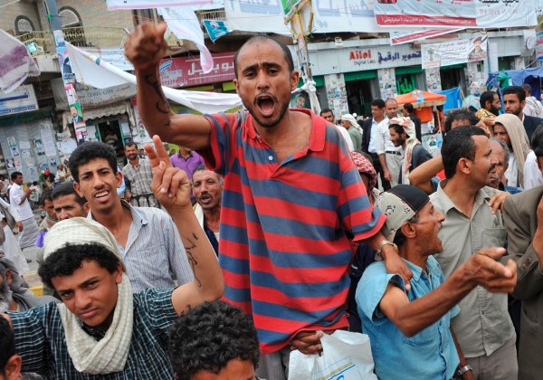 Manifestantes contrarios al Gobierno yemení gritan consignas durante una protesta para exigir la salida del poder del presidente, Alí Abdalá Saleh.