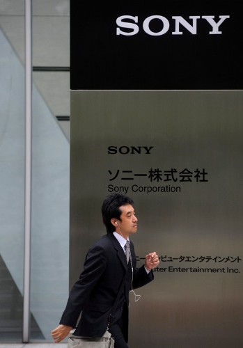 Un hombre de negocios pasa delante de la sede de Sony Corp..