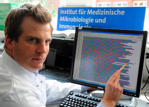 El bacteriólogo Holger Rohde, de la Clínica Universitaria Eppendorf de Hamburgo, señala una parte de la decodificación del genoma de la bacteria 