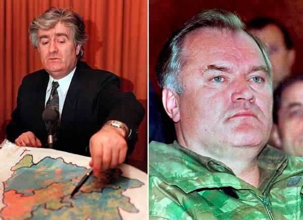 Una fotografía de archivo fechada 16 de enero de 1993 en la que aparece el líder serbio Radovan Karadzi (a la izquierda) y la fotografía de la derecha, fechada el 15 de noviembre de 1995 del comandante serbobosnio Ratko Mladic. 