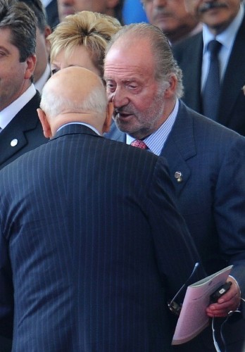 El presidente italiano, Giorgio Napolitano (i), saluda al rey español.