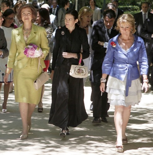 La reina Sofía junto a la ministra de Cultura, Ángeles González Sinde, y la presidenta de la Comunidad de Madrid, Esperanza Aguirre.