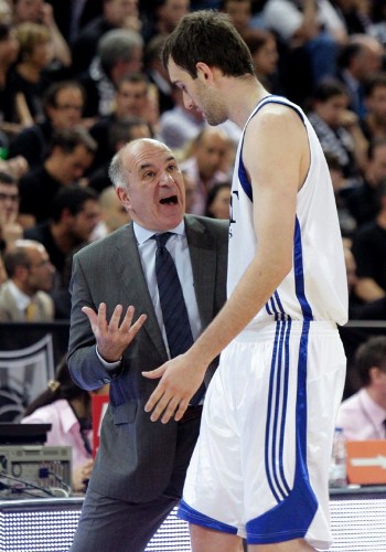 El entrenador italiano del Real Madrid, Emanuele Molin, da instrucciones al pívot esloveno Mirza Begic.