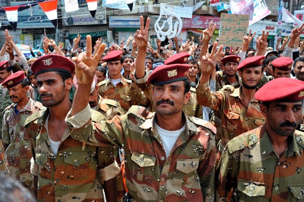 Soldados yemeníes se unen a los manifestantes antiogubernamentales que piden la salida del presidente Alí Abdalá Saleh.