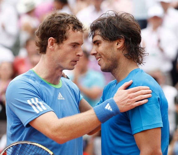 El tenista español Rafael Nadal (d) es felicitado por al británico Andy Murray tras vencerle en la semifinal de Roland Garros.
