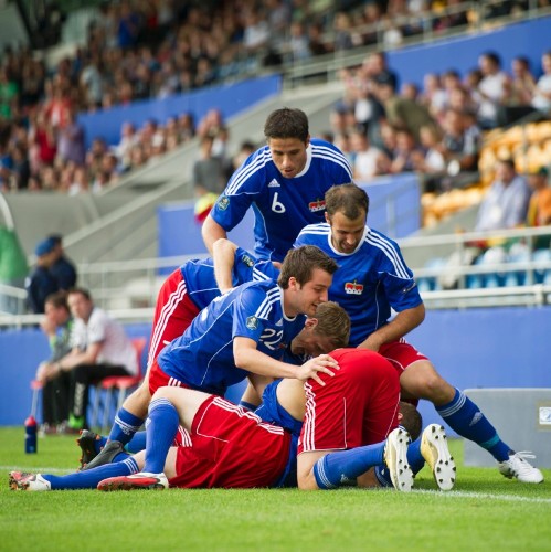 Los jugadores de la selección de Liechtenstein celebran un gol.