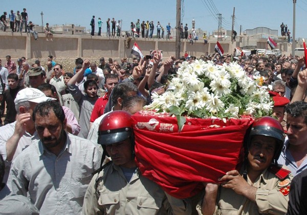 Funeral por el policía Mohamed Ibrahim al-Alí en Homsa, Siria.