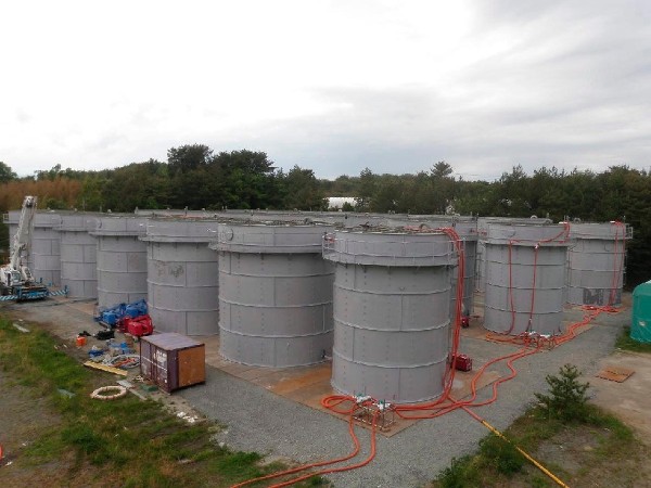 Tanques provisionales para agua de niveles bajos de radiación en la Central Nuclear de Daiichi en Fukushima.