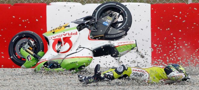El piloto italiano de MotoGP, Loris Capirossi, del equipo Pramac, sufre una caída sin consecuencias graves.