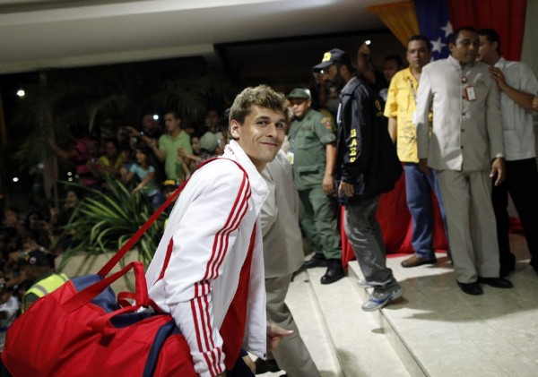 El jugador de la selección española de fútbol Fernando Llorente llega al hotel de concentración en la ciudad de Puerto La Cruz, Venezuela.