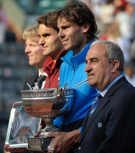De izquerda a derecha, el ex campeón de Roland Garros Jim Courier, el tenista suizo Roger Federer, el español Rafael Nadal y el presidente de la federación de tenis francesa, Jean Gachassin.