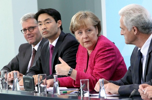 El titular alemán de Medio Ambiente, Nobert Röttgen, el vicecanciller y ministro federal de Economía, Philipp Rösler, la canciller Angela Merkel, y el ministro de Transportes, Peter Ramsauer (izda a dcha).