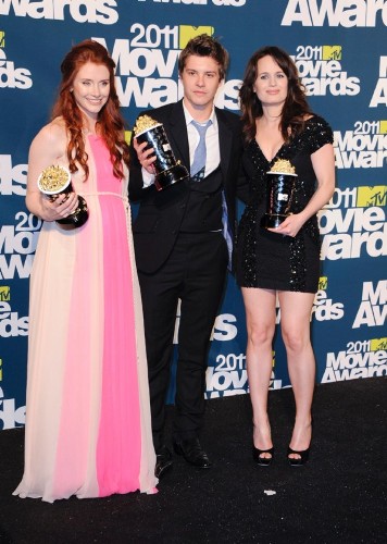 Los actores Bryce Dallas Howard (izda) y Xavier Samuel (centro) y Elisabeth Reaser (dcha) posan entre bastidores con su premio a la Mejor Película.