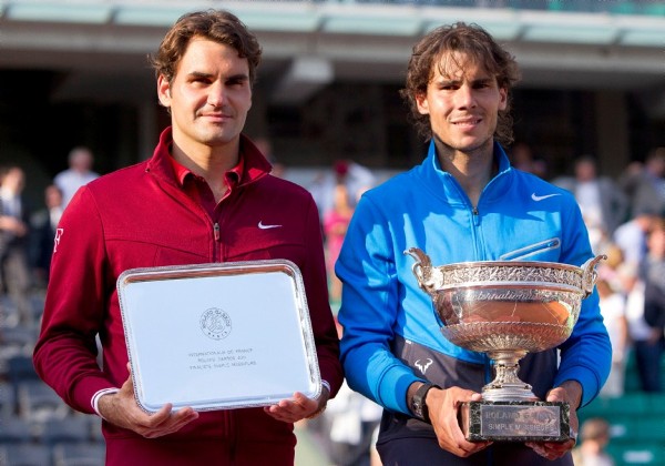 El tenista español Rafael Nadal (d) y el suizo Roger Federer.