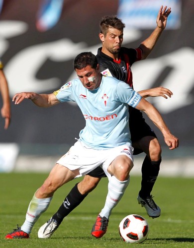 El jugador del Celta Roberto Lago (delante) pugna por un balón con el jugador del Rayo Vallecano Coke.