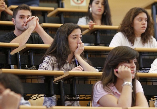 Varios jóvenes esperan hoy el comienzo de las Pruebas de Acceso a las seis universidades públicas madrileñas.