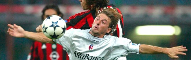 Foto de archivo del 13 de septiembre de 2003 que muestra al jugador de fútbol italiano del Bologna FC, Giuseppe Signori (c).