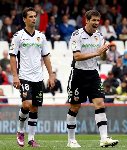 El delantero brasileño del Valencia CF Jonas Gonçalves (i) junto a su compañero David Albelda.