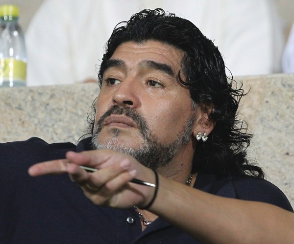 Diego Armando Maradona, entrenador del club emiratí Al Wasl, presencia el partido.