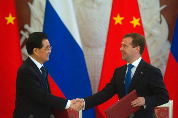 El presidente chino, Hu Jintao (izda), estrecha la mano de su homólogo ruso, Dmitry Medvedev (dcha), durante una firma en el Kremlin en Moscú (Rusia) hoy, jueves, 16 de junio de 2011.