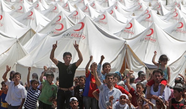 Refugiados sirios corean consignas en contra del presidente sirio, Bachar al Asad,.