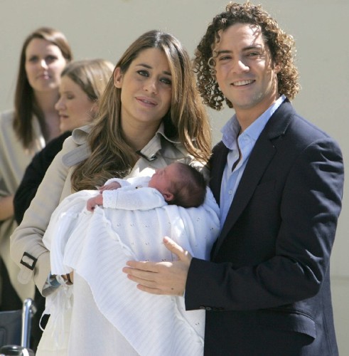 El cantante español David Bisbal (d) y su novia Elena Tablada (i) cuando presentaron a su hija Ella ante los medios.