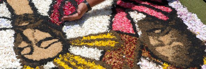Aunque la tradición de las alfombras de flores en este municipio tinerfeño comenzó en 1.800, fue a principios del siglo XX cuando se confeccionó la primera alfombra en la plaza del ayuntamiento.