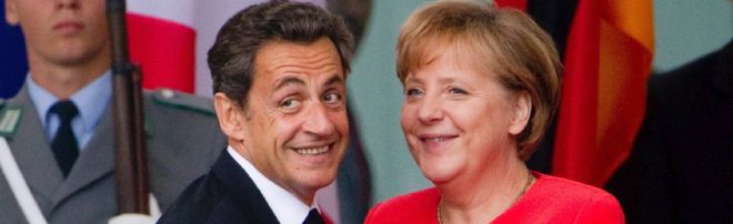 La canciller alemana, Angela Merkel (dcha), da la bienvenida al presidente francés, Nicolas Sarkozy, delante de la Cancillería alemana.
