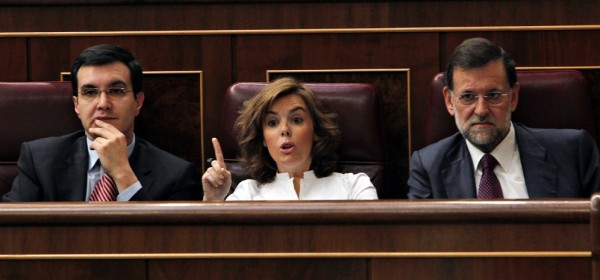 El líder del PP, Mariano Rajoy (d), junto a la portavoz Soraya Saenz de Santamaría y al portavoz adjunto, José Luis Ayllón, durante una sesión de control al Gobierno del pleno del Congreso.