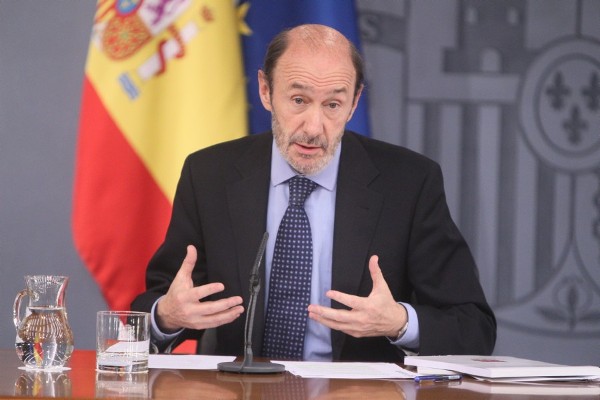El vicepresidente primero del Gobierno y ministro del Interior, Alfredo Pérez Rubalcaba, ha advertido hoy a Bildu de que si fuera necesario cambiar algunas leyes para preservar la seguridad de las personas tardará 