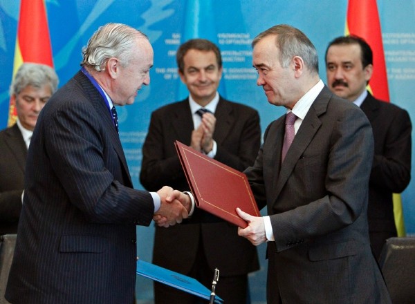 El primer ministro de Kazajistán, Karim Massinov (d), estrecha la mano del director general de Upstream de Repsol, Nemesio Fernández Cuesta (i).