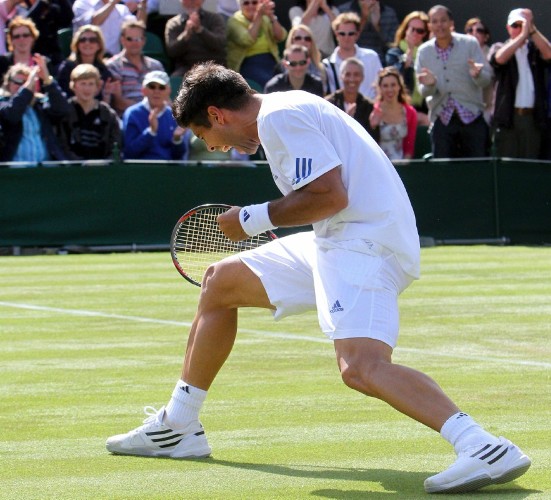 El tenista español Fernando Verdasco celebra su victoria en el partido de primera ronda del torneo de Wimbledon que disputó contra el checo Radek Stepanek.