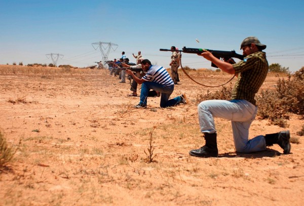 Unos soldados libios rebeldes participan en un entrenamiento.