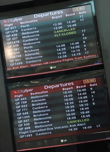 Un par de pantallas informan sobre las salidas de vuelos en el aeropuerto de Sídney (Australia).