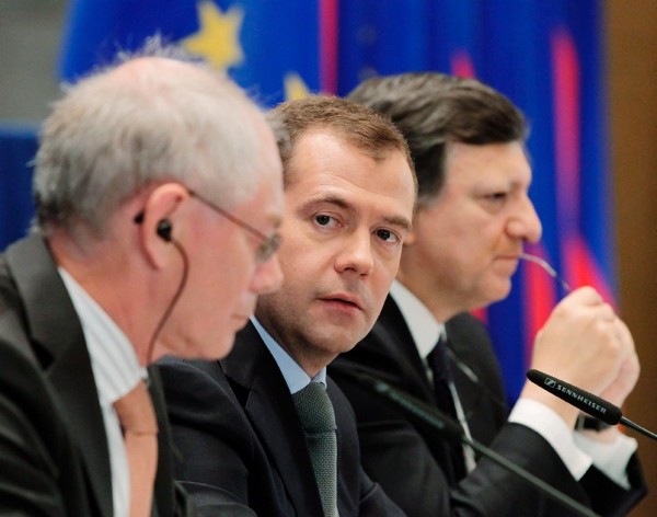 El presidente ruso, Dmitri Medvédev (c), el presidente de la Comisión Europea, José Manuel Durao Barroso (d), y el presidente del Consejo Europeo, Herman Van Rompuy (i).